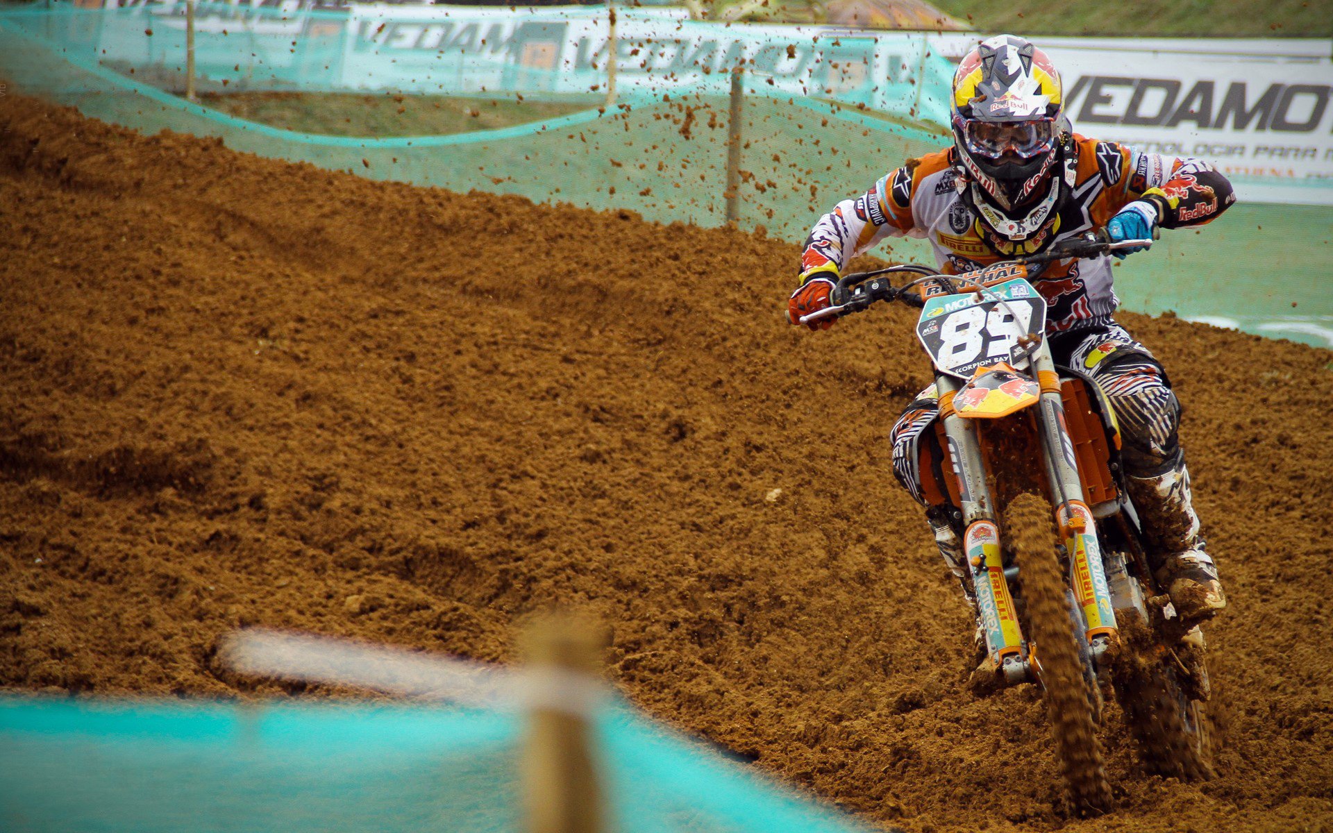 卡塔尔末节带走曼城，苏亚雷斯在F1新赛季揭幕战接管比赛，当体育的戏剧性超越剧本